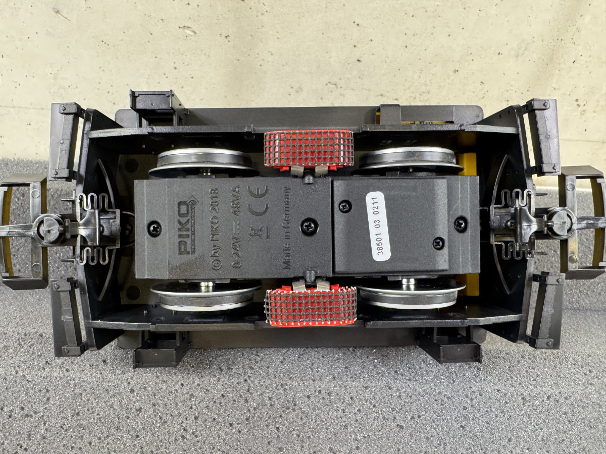 PIKO G 38501 GE 25 Ton Clean Machine Track Cleaner Battery Power